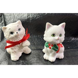 2 CHRISTMAS KITTY CAT w/ Holly Berries Figurine and Bow 3" Vintage LEFTON 05875
